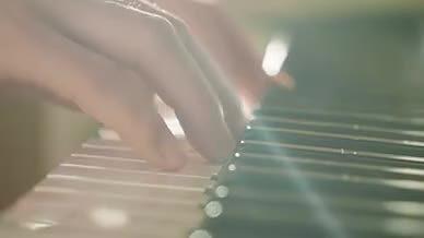 唯美实拍手部特写弹钢琴视频的预览图